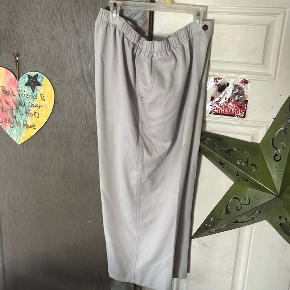 A pair of women’s capris pants size 14.